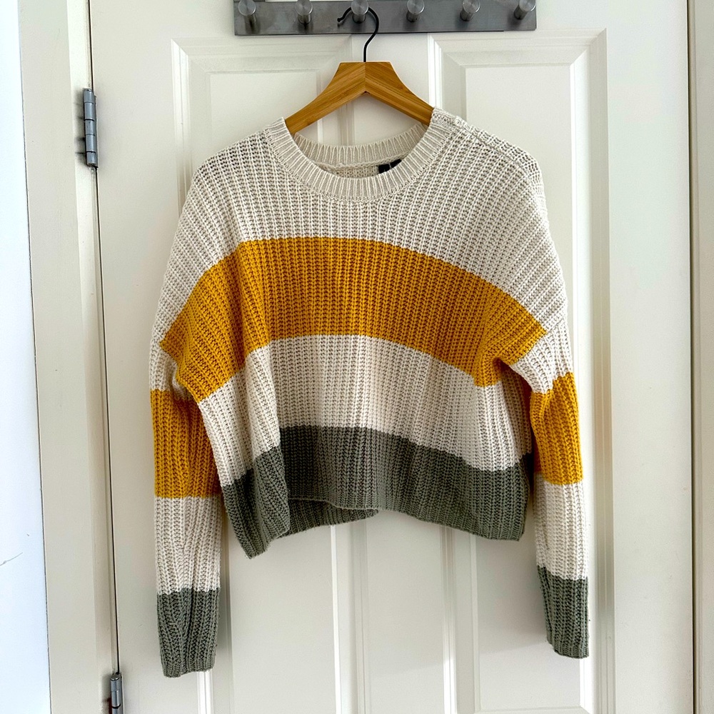Moon & Madison cropped sweater size medium